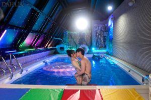 三葉ちはる 　不倫ナイトプールで逆寝取り浮気中出し